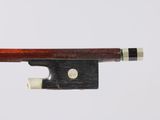 gros plan d'un archet de violon sur fond blanc