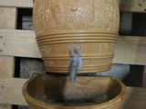un bol en bois avec une fontaine à l'intérieur