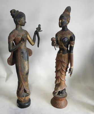 deux statues représentant une femme tenant un oiseau et un oiseau dans la main