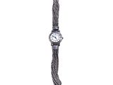 l'image d'une montre-bracelet entourée d'une chaîne