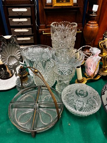 Lot de cristalleries et verres divers sans marque, vase coupe sur...