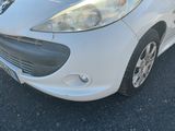 la photo d'une voiture blanche garée dans un parking