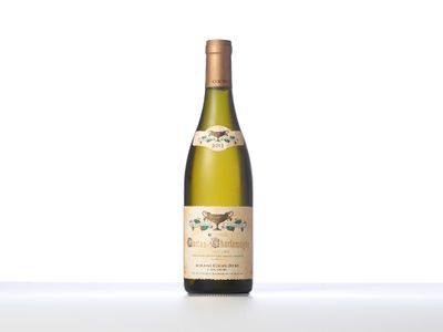 gros plan d'une bouteille de vin sur une table