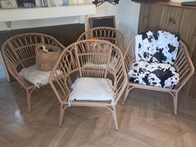trois chaises et une table dans une pièce avec du parquet