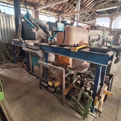 une machine qui travaille sur une pièce de bois