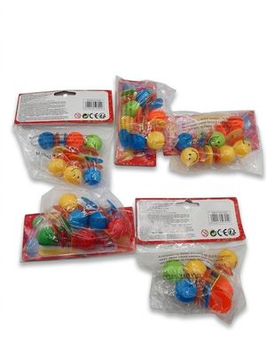quatre sacs contenant des jouets en plastique assortis sont posés sur une surface blanche