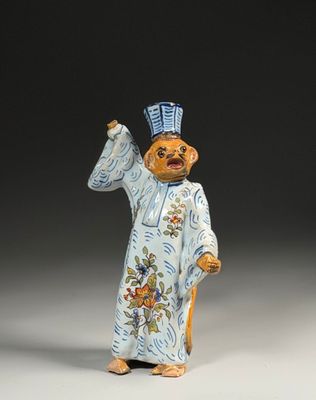 DEVRES. Le magistrat Sujet en faïence émaillée polychrome H.…