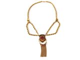 collier composé d'une chaîne en or et d'un pompon, sur fond blanc