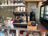 une machine à café posée sur une étagère dans une cuisine