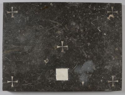 une boîte noire sur laquelle sont dessinées des croix