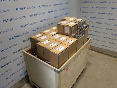 un chariot chargé de cartons dans une pièce avec un mur
