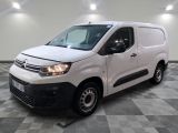 la camionnette blanche est garée sur le sol en damier d'une pièce