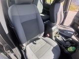 une vue de l'intérieur d'un véhicule avec les sièges rabattus