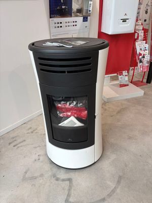 un poêle noir et blanc dans une pièce aux murs rouges