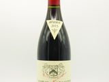 une bouteille de vin rouge sur fond blanc, avec un bouchon rouge