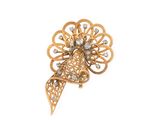 une photo d'une broche en forme de fleur en or et diamants