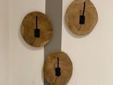 trois horloges accrochées au mur