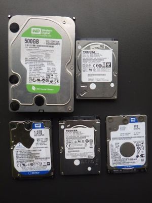 trois disques durs posés côte à côte sur une table
