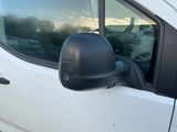 un camion blanc muni d'un rétroviseur latéral sur le côté