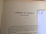 un livre ouvert d'où dépasse une feuille de papier