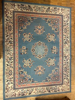 une photo d'un tapis bleu posé sur un parquet