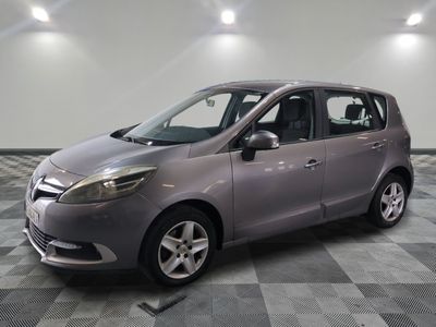 la photo d'une voiture grise garée dans un garage