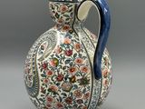 un gros plan d'un vase bleu et blanc orné de fleurs