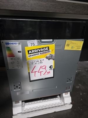 une machine sur laquelle est collé un autocollant sur le côté