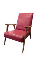 Fauteuil en bois naturel et skaï rouge à décor strié. (photo 2)