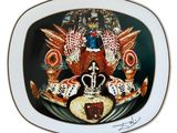 une assiette sur laquelle sont représentés un faisan et une couronne