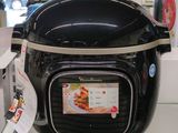 un grand pot noir exposé dans un magasin