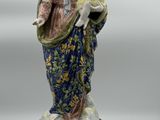 l'image d'une statue représentant une femme tenant un enfant dans ses bras
