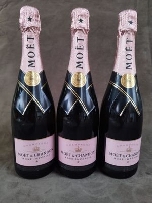 trois bouteilles de champagne Moët & Chandon sur fond gris
