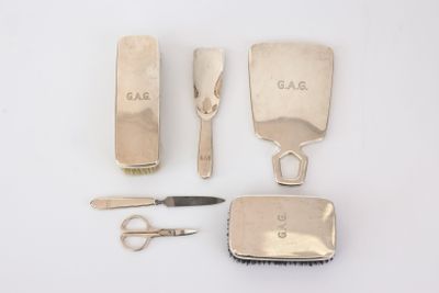un grand nombre d'outils posés sur une table