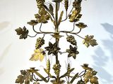 un arbre en métal avec des feuilles, posé sur une table