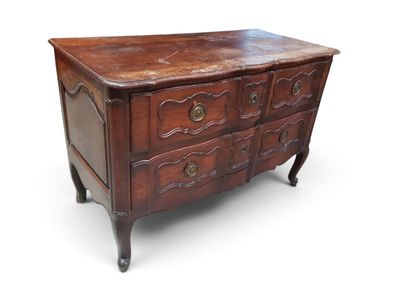 Commode en noyer mouluré avec façade arbalète - Mobilier Ancien