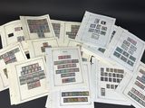 tout un tas de timbres de toutes sortes posés sur une table