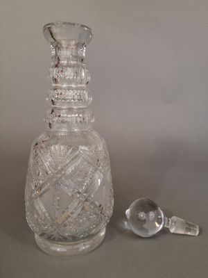 une bouteille en verre transparent avec une cuillère à côté