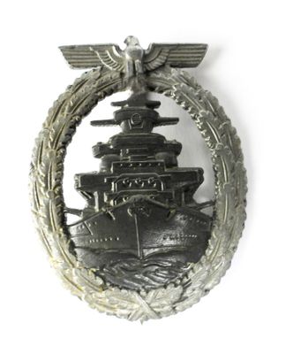une image représentant une épingle en métal sur laquelle figure un bateau