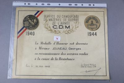 plaque d'une médaille militaire sur laquelle est fixée une médaille