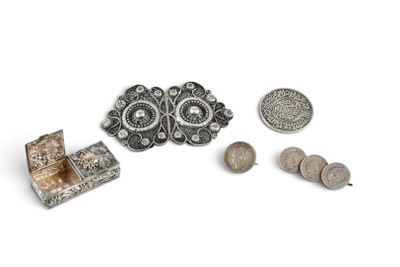 un assortiment d'objets en argent et de bijoux en argent, comprenant notamment un coffret, une pièce de monnaie et d'autres objets