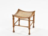 un vieux tabouret en bois avec une assise tressée sur fond blanc