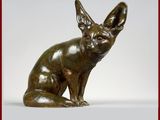 statue d'un chat assis sur ses pattes arrière