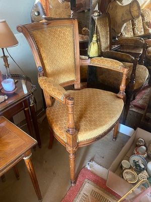 une chaise qui se trouve au milieu d'une pièce