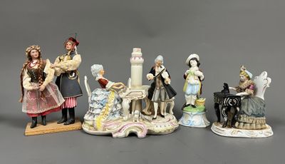 cinq figurines de styles et de tailles variés sont exposées