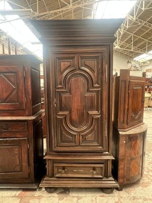 de nombreux meubles exposés dans le magasin