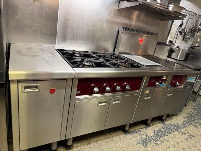 une cuisine équipée d'une cuisinière, d'un four et d'autres appareils électroménagers