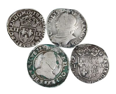quatre types différents de pièces d'argent sur fond blanc