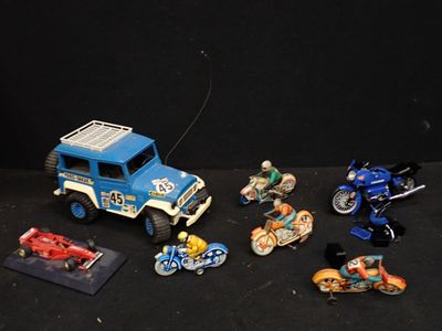 un grand nombre de jouets posés sur une table