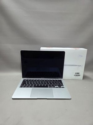 un ordinateur portable MacBook Pro d'Apple, dont la boîte est ouverte sur une table